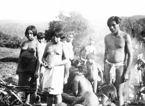 Índios Xokleng capturados por bugreiros sendo transportados para a Colônia de Blumenau, SC
